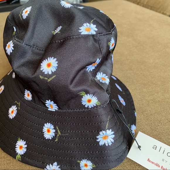 NWT Alice + Olivia daisy reversible bucket hat - Picture 5 of 10